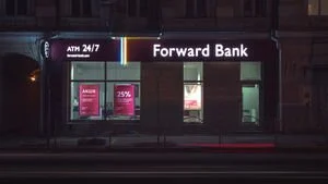 Во Львове неизвестные бросили в помещение банка бутылку с горючим веществом