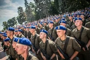 Лейтенанты Нацгвардции на выпускном в Харькове спели песню Газманова
