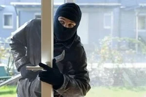 Неудачное ограбление: в Одессе воры сбежали через окно прямо в руки полицейским