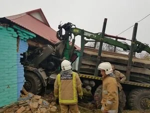 В Полтавской области грузовик без тормозов влетел в частный дом: фото