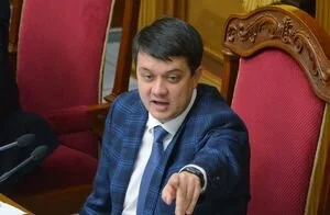 Избирательный кодекс, кнопокодавство и неприкосновенность: Разумков подписал ряд важных законов