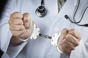 Тюремного врача подозревают в халатности, которая привела к смерти заключенного