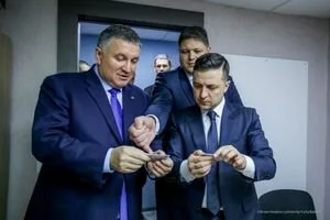 ID-паспорт с электронной подписью: Зеленский первым из украинцев получил документ