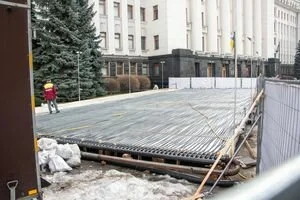 Под Офисом президента заканчивают демонтаж бесплатного катка: фото