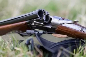 В Киеве мужчина устроил стрельбу в жилом доме: есть пострадавшие