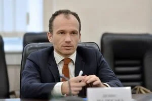 Министр юстиции перевернулся с ног на голову: забавное фото