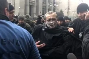 Под стенами Офиса президента мужчина поджег себя на глазах у толпы: жуткие видео и фото