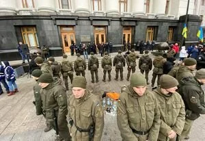 Журналист NEWSONE показал человека, который первым бросился на помощь горящему под ОПУ мужчине: фото