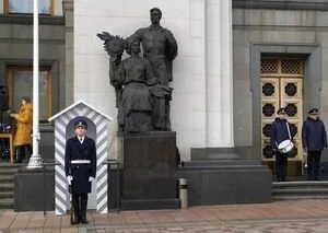Нацгвардейцы начали нести почетный караул у здания Рады