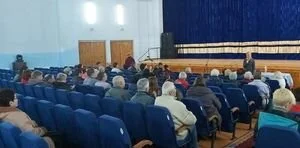 Работники Панютинского вагоноремонтного завода выгнали представителей партии Порошенко со встречи с избирателями