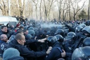 Под стенами ВАКС в Киеве нацгвардейцы устроили потасовку