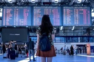 Украинское правительство планирует приостановить перелеты во Францию и Германию из-за коронавируса