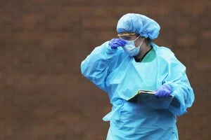 Правительство планирует поселить врачей и коммунальщиков в отелях возле работы: подробности