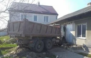 Под Львовом водитель фуры влетел в жилой дом