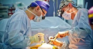 Кабмин одобрил перечень операций, которые медики могут делать во время карантина