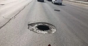 В Черкассах женщина отсудила у коммунальщиков более 50 тысяч гривен из-за канализационного люка