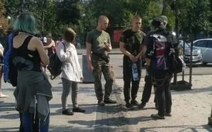 В центре Киева неизвестные в камуфляже напали на девушку из-за ее внешнего вида