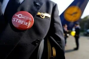 В восьми аэропортах Германии отменили сотни авиарейсов: стала известна причина