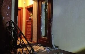 СМИ: На Закарпатье из гранатомета обстреляли дом матери известного бизнесмена. Фото