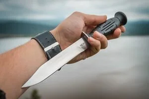В киевском парке ранее судимый мужчина ударил ножом в живот другого мужчину
