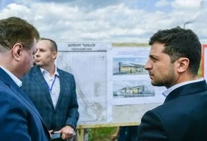 Зеленского попросили пожизненно обеспечить чиновников виллами, яхтами и машинами