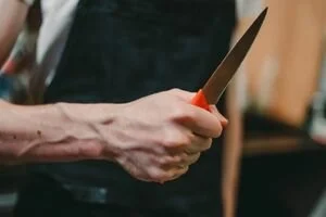В Киевской области преступник избил и ограбил женщину в ее квартире: фото и видео
