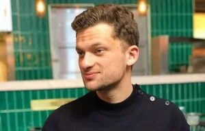 Кабмин перевел выплату зарплат чиновникам в безналичную форму