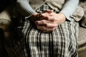 В Кривом Роге неадекватный мужчина до смерти избил одну старушку и отправил в реанимацию вторую