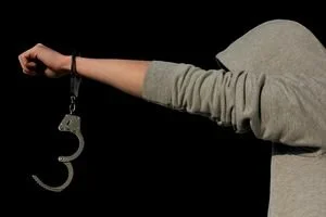 В Луганской области от конвоиров сбежал 22-летний злоумышленник
