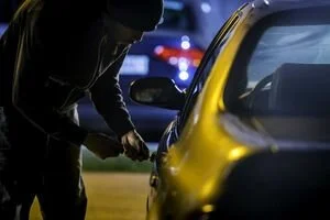 В Киеве двое мужчин напали на девушку в ее же салоне авто и ограбили на 1 млн грн