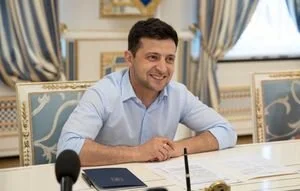 Зеленский показал подарок, который получил от детей с Донбасса