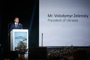 Зеленский в Польше выступил перед бывшими узниками концлагеря Аушвиц: фото