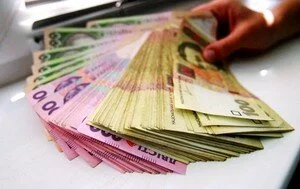 На докризисном уровне. Сколько зарабатывают украинцы, и кому повысят зарплаты в 2020 году