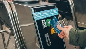Киевляне заметили странный способ оплаты проезда в метро
