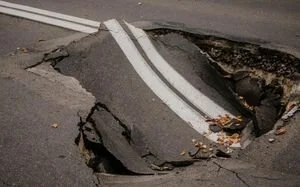 В Киеве из-за прорыва трубы в асфальте образовалась яма
