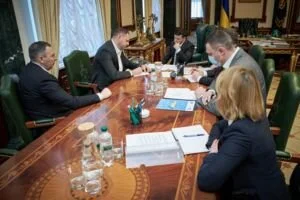 Зеленский разрешил работать продуктовым рынкам в провинциальных городах