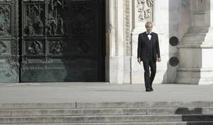 В Милане в пустом соборе Дуомо выступил тенор Андреа Бочелли: запись концерта