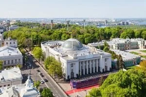 Парламент начал внеочередное заседание сразу с длительного перерыва