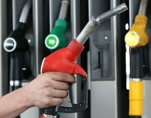 Нефть в “минусе”. Когда снизятся цены на заправках, и что даст обвал рынка Украине