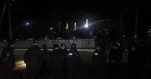 На Буковине полиция взяла под охрану храм из-за стычки двух церковных общин (фото и видео)