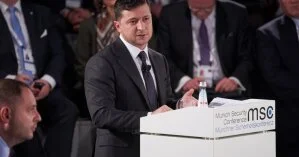 Зеленский попросил украинцев временно воздержаться от поездок в Беларусь