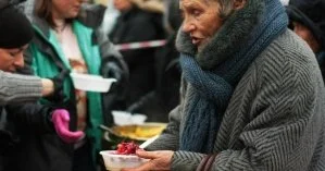 В КГГА заявили, что бомжи не хотят приносить пользу обществу из-за волонтеров