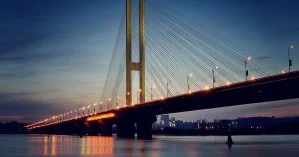 В Киеве несовершеннолетние руферы забрались на опору Южного моста и не смогли слезть