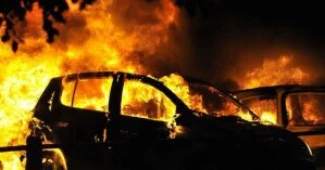 В столице легковушка вспыхнула во время движения: видео