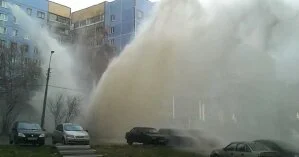 В Киеве улицу затянуло паром из-за порыва трубы