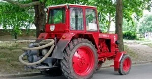 В Киеве трактор во время ремонтных работ провалился под землю