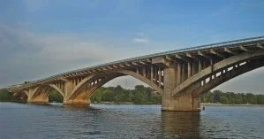 Появилось фото минера моста Метро с пультом в руке