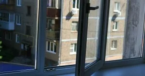 В Киеве патрульные спасли пенсионерку, которая хотела выпрыгнуть из окна многоэтажки (видео)