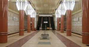 В столичной подземке увесистое табло повисло над головами пассажиров: фото