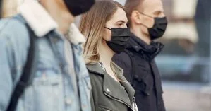 В метро мужчина необычно проучил пассажира, который зашел в вагон без маски (видео)